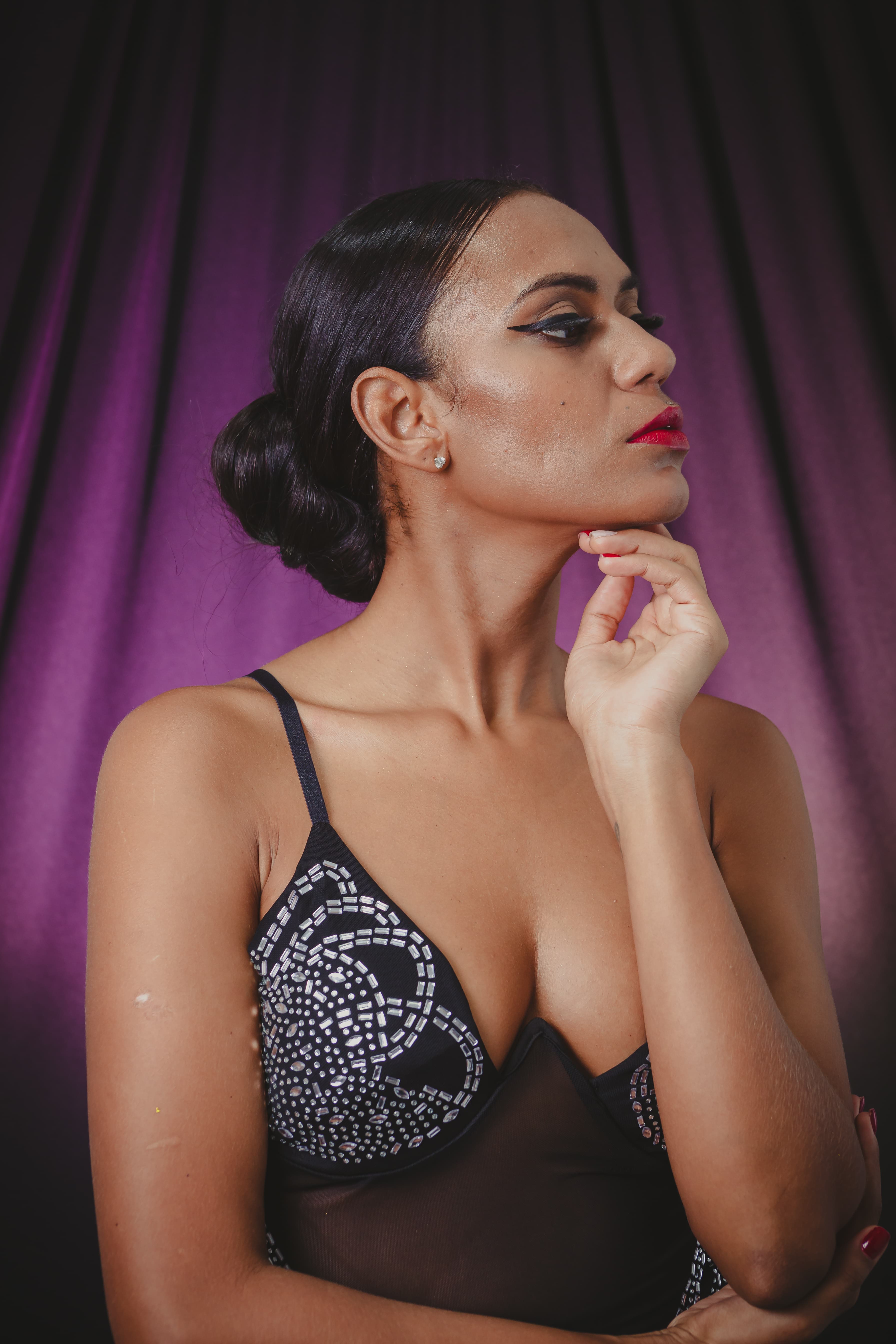 Cinderela series portrait close frame — Use scene-specific alt text per frame; avoid generic 'portrait' repetition.